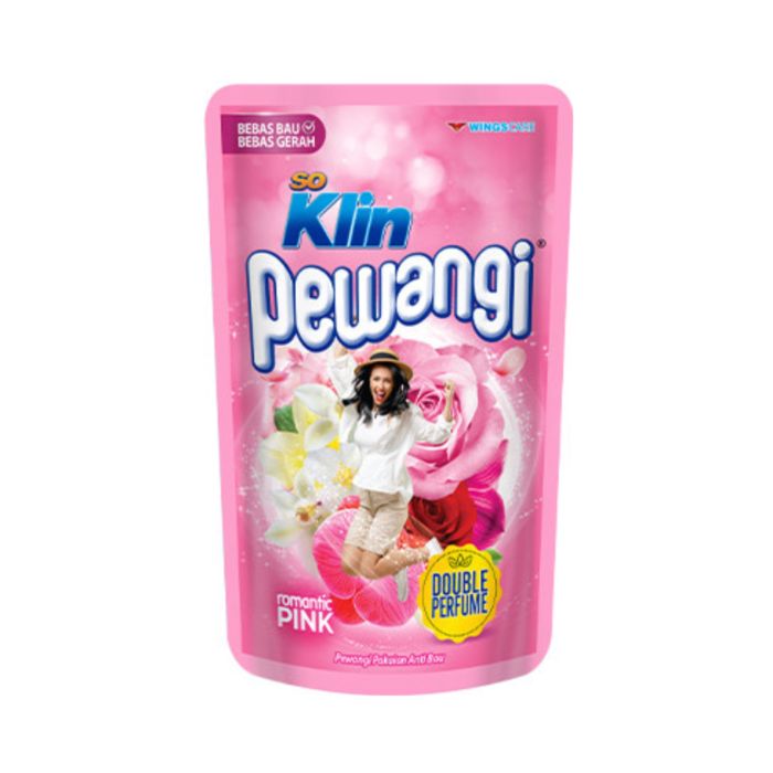 SoKlin Pewangi Pakaian Romantic Pink
