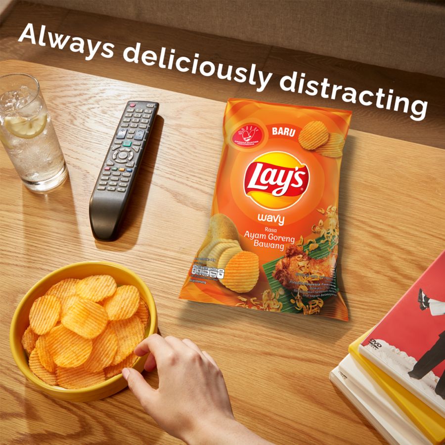 Lay's Wavy Keripik Kentang Snack Rasa Ayam Goreng Bawang 64gram
