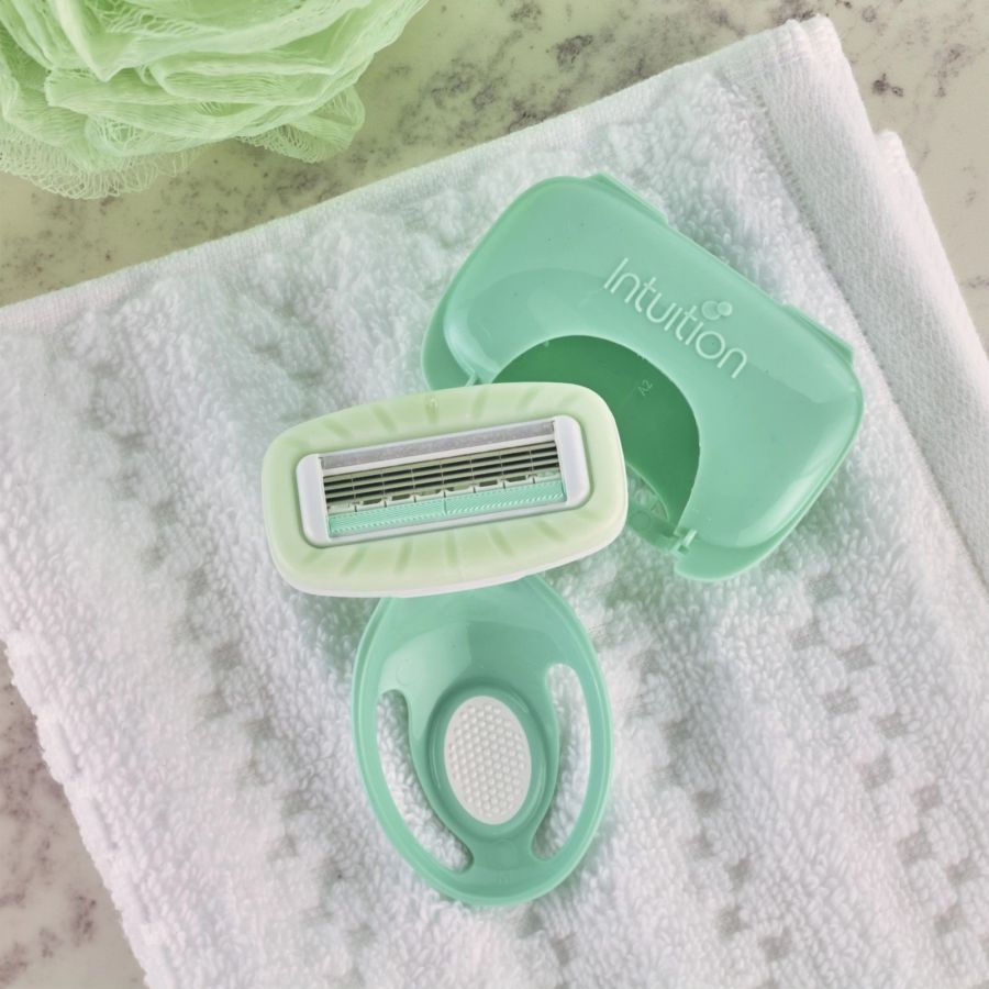 Schick Intuition Sensitive Care Compact Alat Cukur 1pcs