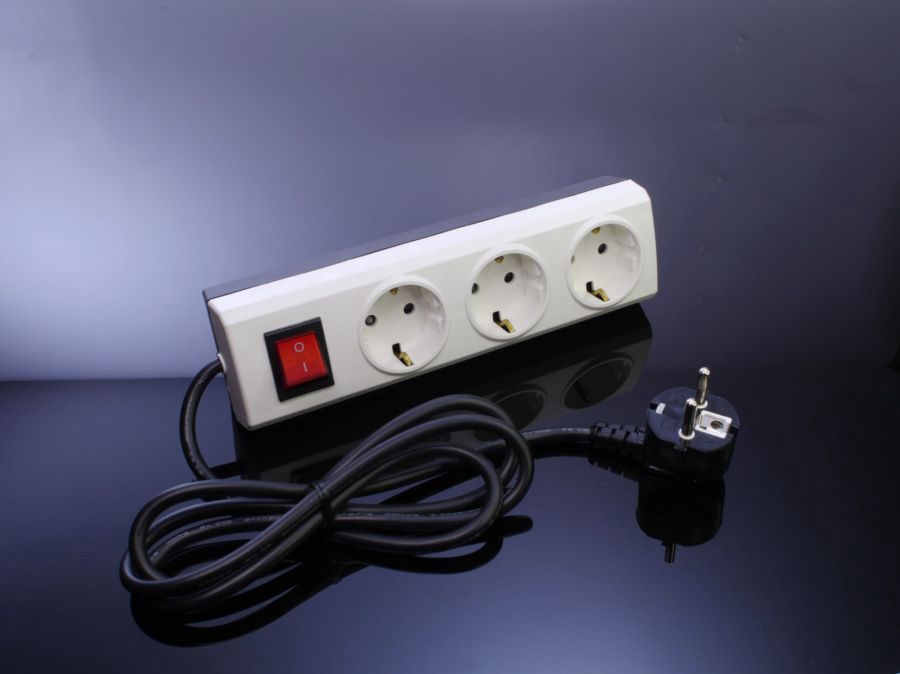 Broco Stop Kontak 3 Lubang Child Protection + Switch Dengan Kabel 1,5 M - 15831 1pcs