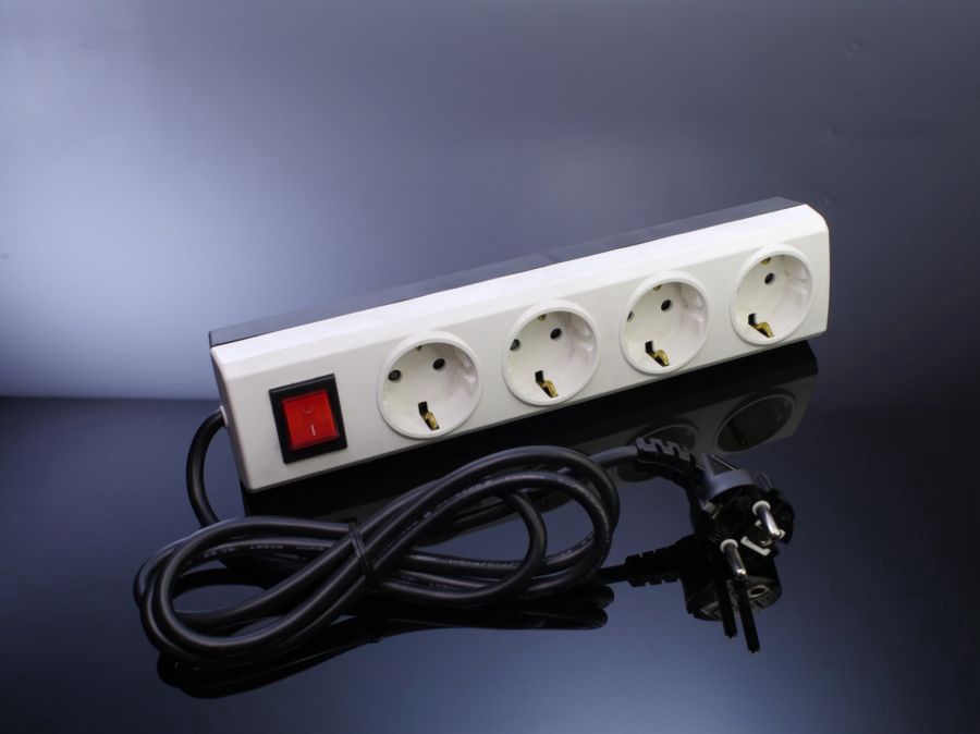 Broco Stop Kontak 4 Lubang Child Protection + Switch Dengan Kabel 1,5 M 15841 1pcs