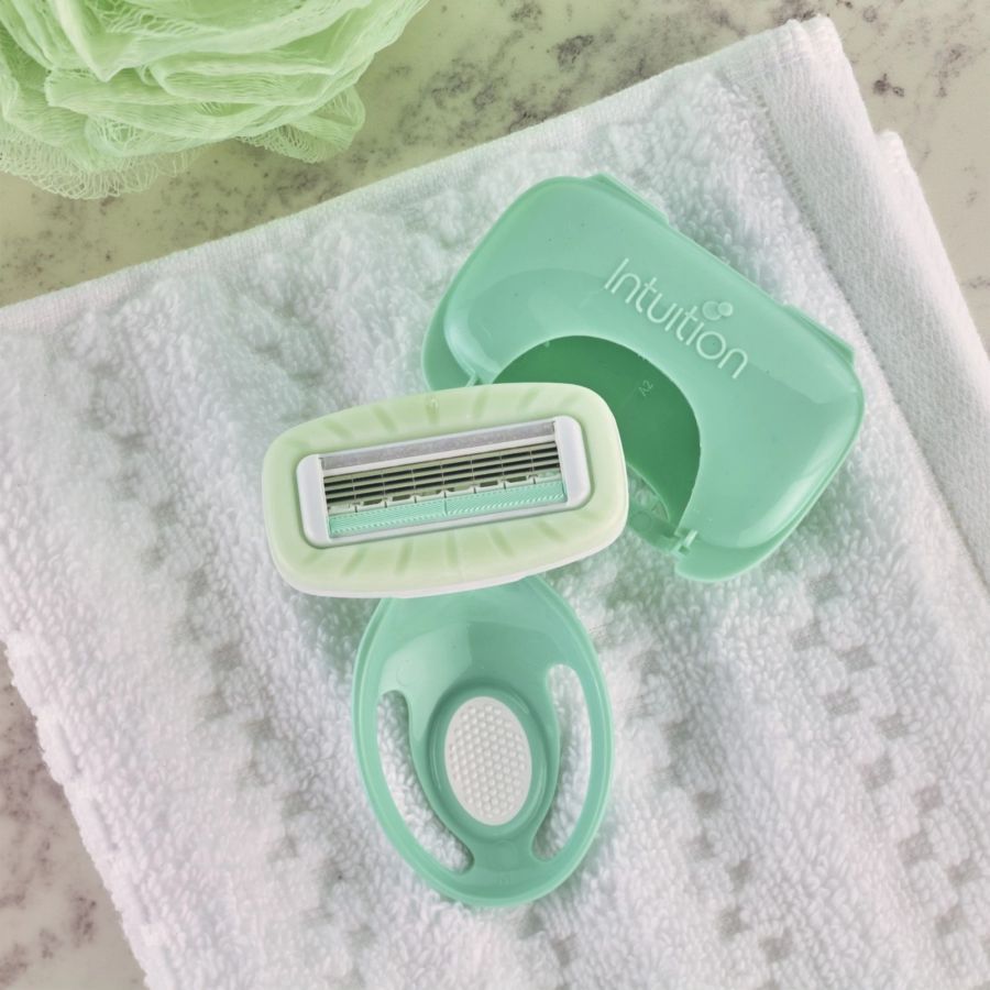 Schick Intuition Sensitive Care Compact Alat Cukur 1pcs