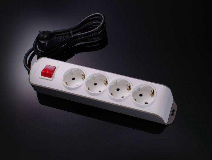 Broco Stop Kontak 4 Lubang Miring (Child Protection + Switch Dengan Kabel 1,5 M 15846 1pcs