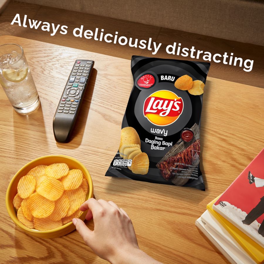 Lay's Wavy Keripik Kentang Snack Rasa Daging Sapi Bakar 64gram